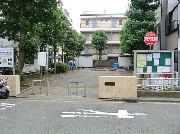 尻手三丁目公園(住宅街の中にある公園。ベンチに座ってちょっと一息つきたいときや小さなお子様にちょうどよい広さです。)