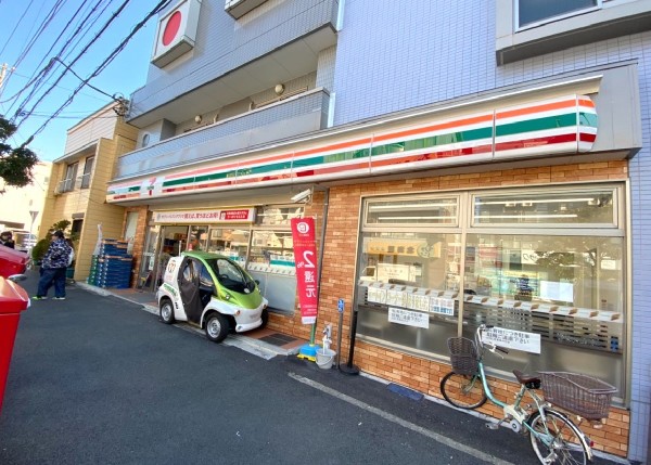 セブン-イレブン 横浜大口仲町店(近所にあるだけで便利なコンビニ。暮らしに便利なサービスはもちろん、オリジナル食品も魅力的ですね。)