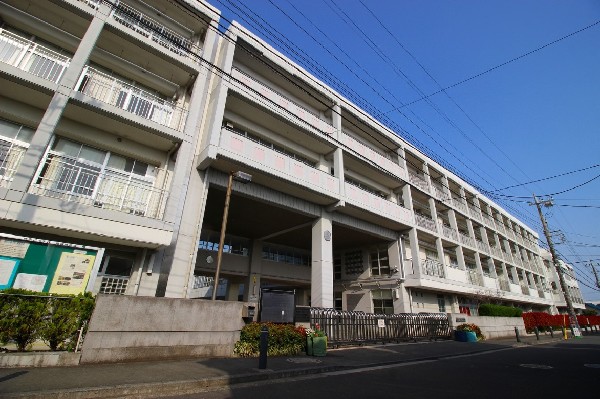 神奈川中学校(創立70年以上の歴史ある中学校。ブレザーの制服が人気です。陸上部や水泳部は強豪校で、全国クラス。)