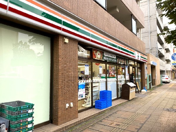セブンイレブン横浜三ツ沢下町店(近くて便利、期待以上の品質を提供するコンビニ。セブンイレブンの商品を最短30分で届ける7NOW取扱店)
