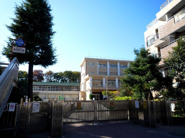 三ツ沢小学校(豊顕寺市民の森に繋がるせせらぎ緑道沿いにある小学校。校内にほたるドームがあり、愛育活動をしています。)