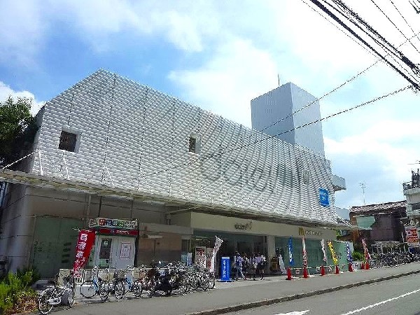 ダイエー十日市場店(食品の他に日用品や衣料品も取扱う大型スーパー。ベーカリー、１００円ショップ有。駐車場は170台可能。)