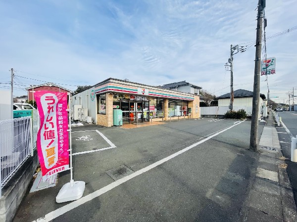 セブンイレブン横浜西八朔町店(時間を問わず、幅広い品物が揃うコンビニ。駐車スペースも広く、お車でも安心して立ち寄る事が出来ます 。)
