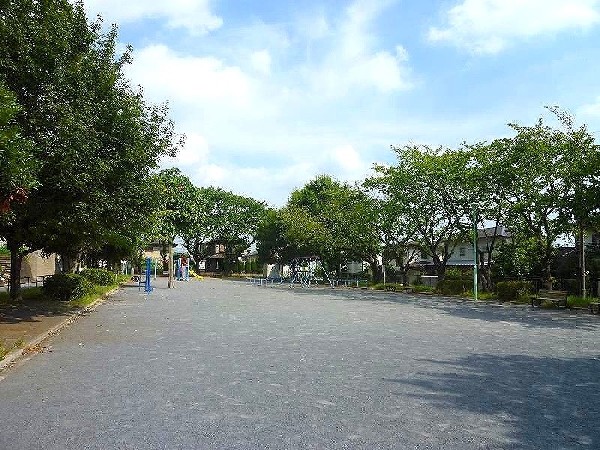 北八朔第二公園(青空の下で駆け回ったり、ブランコや滑り台などの遊具で遊んだり、広々とした公園です。春にはお花見も○)