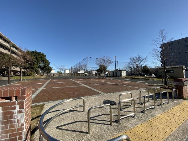 新鶴見公園(芝生の広場やアスレチック遊具、ロング滑り台、健康器具、野球などができる広いグラウンドを有する大型公園。)