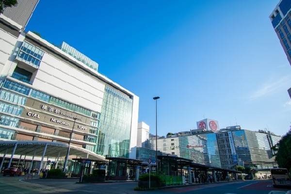 横浜駅(東京方面はもちろん観光地にもアクセスしやすいビックターミナル駅。駅周辺には商業施設が集結し便利です。)
