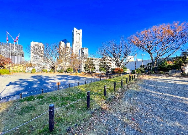 掃部山公園(みなとみらいを見下ろす高台にあり、遊具広場や横浜能楽堂がある公園。花見や紅葉の名所としても有名です。)