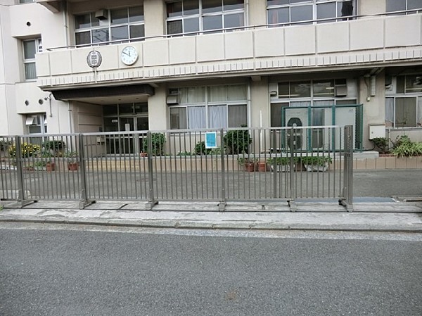 西中学校(小学校併設型中学校として、西前小学校と小中一貫教育を推進しています。活動情報などを載せたHPが充実。)