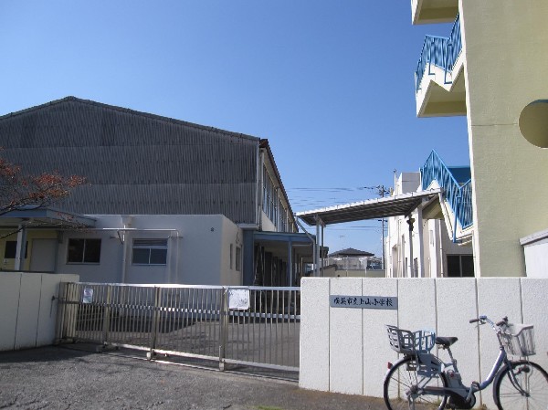 上山小学校(各学年２クラスの小学校。教育目標は「ここに学び　ここで遊ぶ　ここがふるさと　上山の子」)