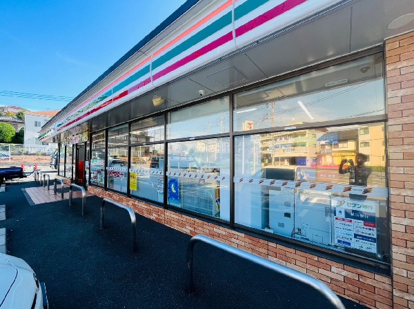 セブンイレブン　横浜中山南店(時間を問わず、幅広い品物が揃うコンビニ。日常生活に深く関係する最重要施設として欠かせない存在です。)