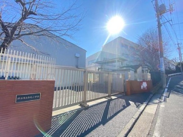 寺尾小学校(「トリムコース」という山道があるため、アスレチックをしたり生き物観察をしたりと自然の中で成長できる)