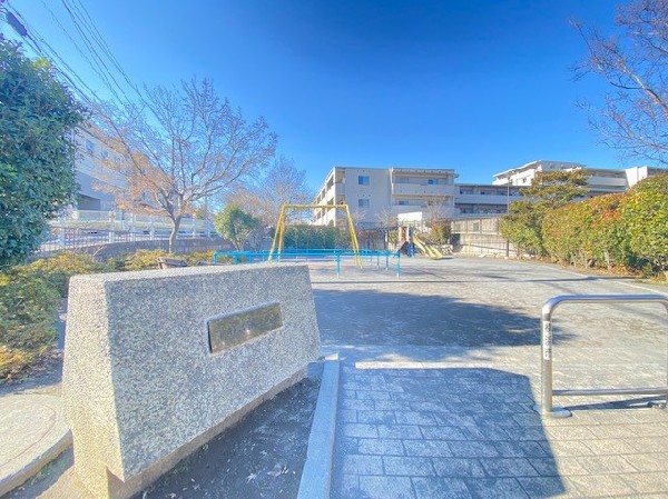上の宮第二公園(住宅地の中にある比較的広めな公園。ブランコ、鉄棒、砂場、平均台、滑り台などがあり子供たちに人気です。)