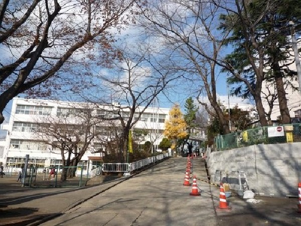 菊名小学校(昭和26年創立、坂の上にある小学校。マーチングバンドは関東大会金賞、全国大会にも出場するほどの実力。)