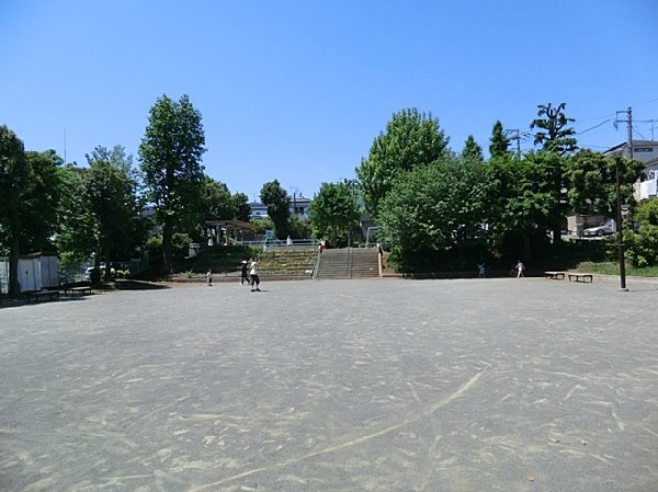 松見八幡公園(八幡神社に隣接していて、盆踊り会場にもなる公園。ボール遊びができる広場とブランコや滑り台等の遊具あり)