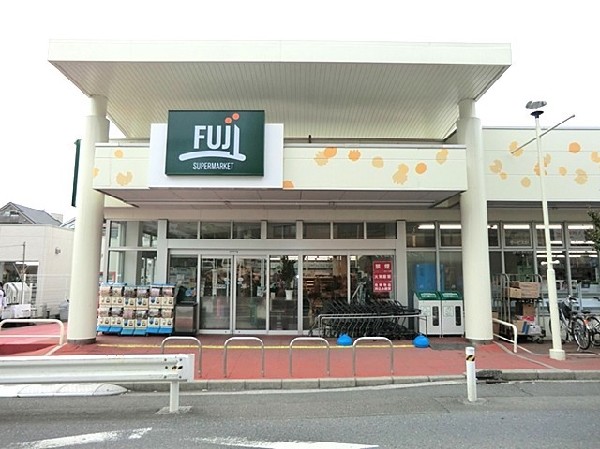 ＦＵＪＩ馬場店(ベーカリーの手作りパンが人気。酒の品揃え豊富。横浜野菜も取扱う。駐車場79台有。夜22時まで営業。)