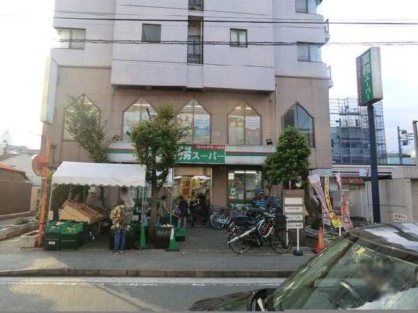 業務スーパー鶴見駅前店(鶴見駅徒歩3分の距離にあり23時まで営業しています。お買い得な商品が多く近くにあるだけで助かります。)