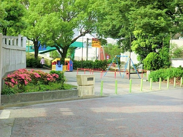 鶴見神社公園(緑が多く、自然を感じられる公園。青空の下で駆け回ったり、遊具で遊んだり、思い思いの遊びができます)