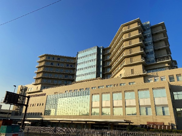 済生会横浜市東部病院(急性期医療を支える病院。地域の皆さまに最先端医療を提供できるよう、常に「一歩先の医療」を目指している。)