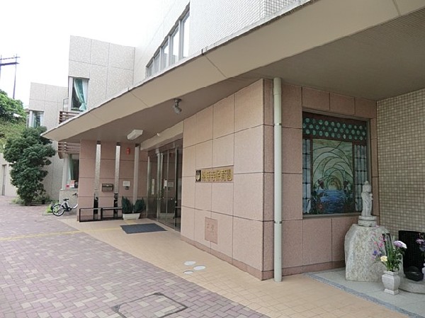 総持寺本町通保育園(緑が多く、広大な大本山總持寺の隣接地にあります。自然環境を活かした体験を保育に取り入れている園です。)