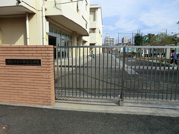 下野谷小学校(大正15年創立の歴史ある学校。教育目標は「自分、友だち、このまちが好き、みんなで育てる下野谷小学校」)
