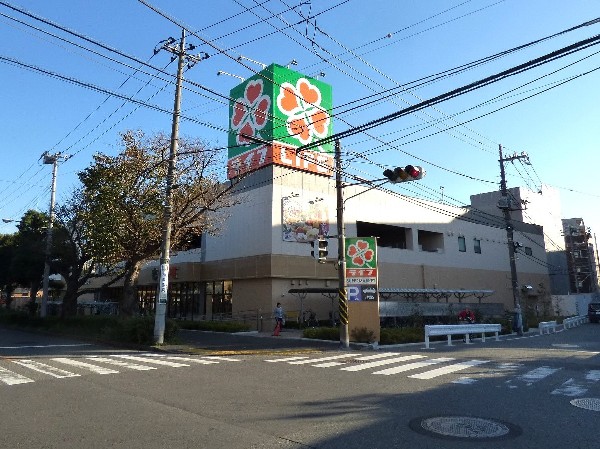 ライフ鶴見下野谷町店(清潔感のある店内で買い物しやすく、鶴見周辺で一番の広さ・品揃えのスーパーです。約100台の駐車場有。)