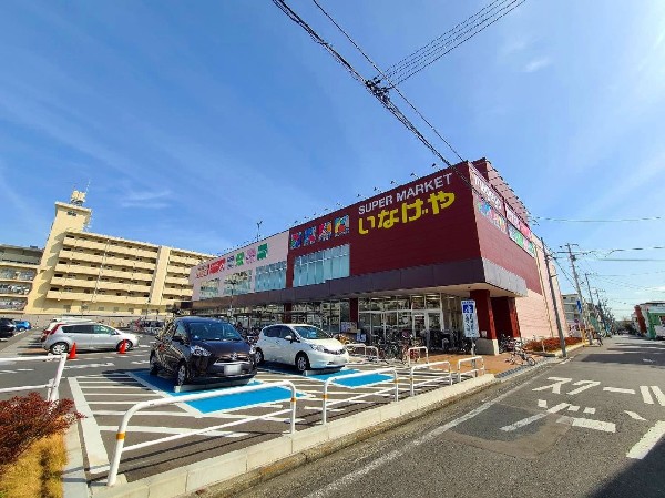 スーパーいなげや川崎京町店(売り場が広く清潔感のあるスーパー。建物内にしまむら、100円ショップ、美容院、ベーカリーがあり便利。)