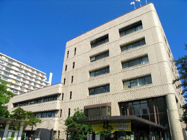 鶴見区役所 (暮らしの中の手続き関係やお子様の検診など何かと関りがあるのが役所。徒歩圏内にあると助かりますね。)