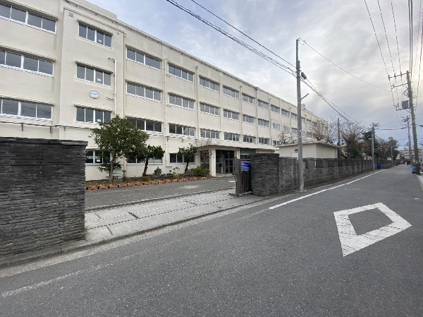 市場中学校(寛容で、たくましく、自ら未来を切り拓く人を育てます。地域と共に、人とのつながりを大切にしている学校)