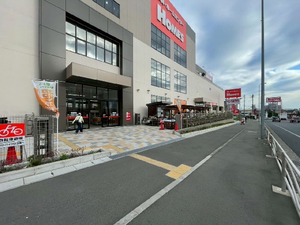 島忠 ホームズ横浜鶴見店(3階にはスーパーの三和があり便利な複合施設。日用品や食料品が一度に調達でき、週末のまとめ買いにも○)