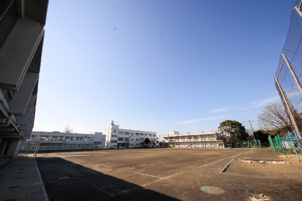 生麦中学校(子安台公園の近くにある中学校。コミュニケーション能力を身に付け、主体的に学習する生徒を育てます。)