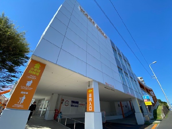 ウェイクロード横浜鶴見 (スシロー、西松屋(子供用品)、ノジマ(家電)が入る複合商業施設。駐車場：109台、無料(2時間)。)