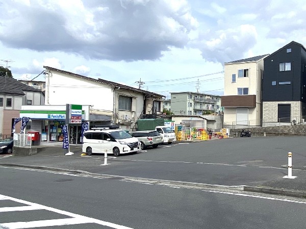 ファミリーマート竹山団地店((時間を問わず、幅広い品物が揃うコンビニ。フライヤー商品やスイーツなど美味しいオリジナル商品が続々登場)