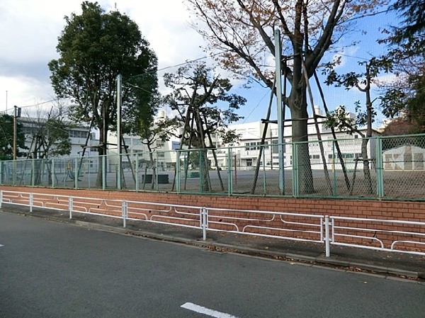 竹山小学校(緑に囲まれた静かな団地の中にある小学校。「知恵出せ，汗出せ，明るい子」を合言葉に取り組みます。)
