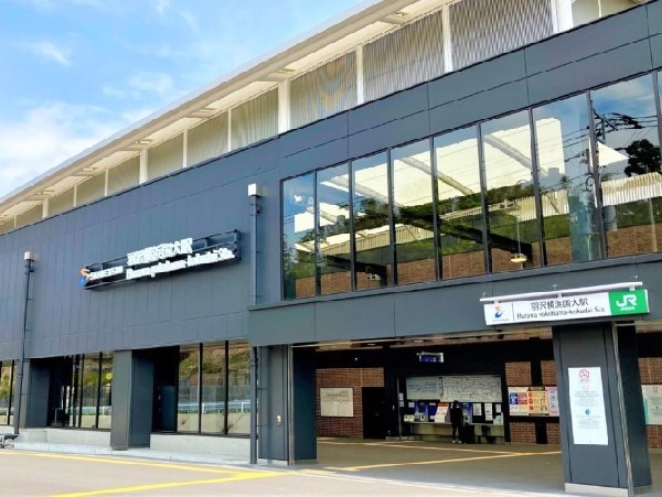 羽沢横浜国大駅(相鉄新横浜線が通る、2019年に開業された駅。都心方面や横浜駅にもアクセスしやすく通勤・通学も快適。)