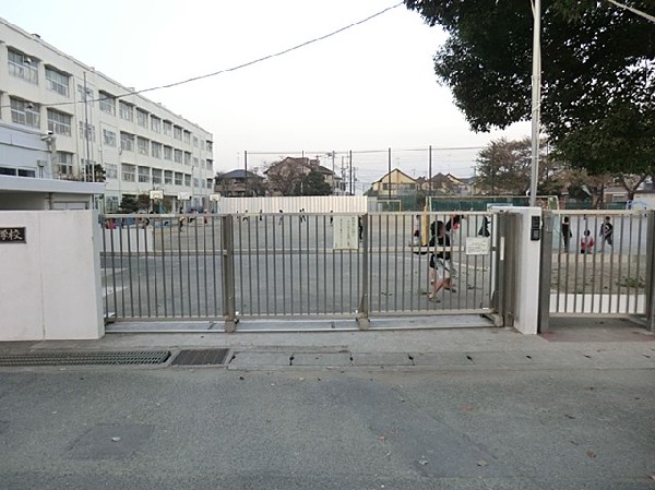 上星川小学校(各学年3クラス程の小学校。教育目標は「友だちいっぱい　夢いっぱい　未来へ向かって　かがやく星の子」)