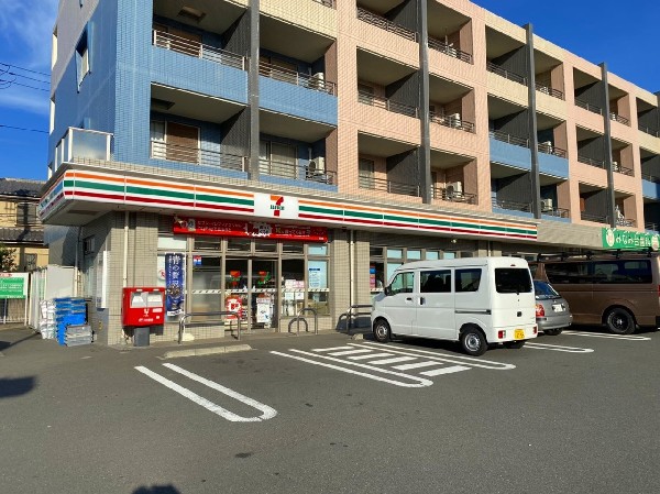 セブン-イレブン 横浜長津田みなみ台店(近くて便利、期待以上の品質を提供するコンビニ。ネット注文、店舗受取や配達可能なセブンミール取扱有。)
