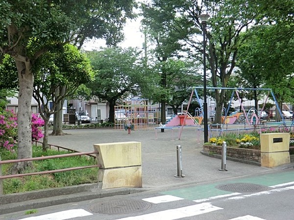 久保町公園(滑り台・ブランコ・鉄棒・砂場・スプリング遊具・複合遊具などが充実。春には桜が綺麗に咲きます。)