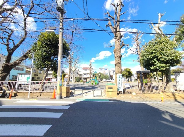 池ノ上公園(春と秋に花植えを実施し、花のある明るい公園です。様々な遊びのできる複合遊具が人気です。)