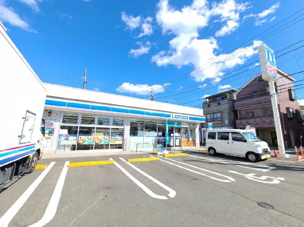 ローソン横浜東久保町店(スイーツが人気のコンビニ。店内厨房で炊いたご飯や出来立ての揚げ物を提供するまちかど厨房取扱店。)