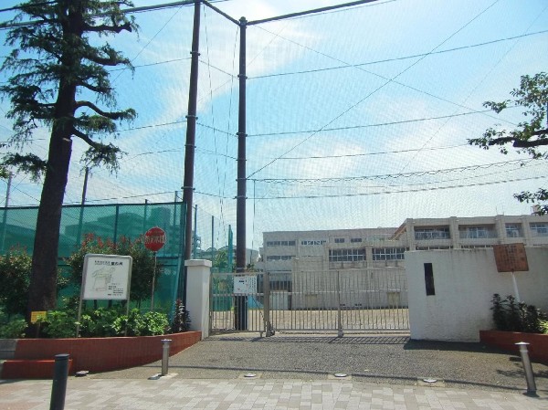 稲荷台小学校(見晴らしの良い高台にある小学校。学校教育目標は「自分とみんな いいな いいな 稲荷台」です。)