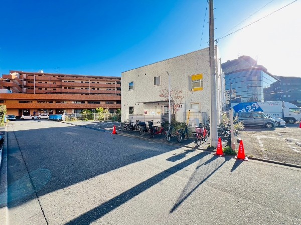 アイン三枚町保育園(モンテッソーリ教育、自由保育、共育をコンセプトにした保育園。自由遊びの他、英語、体操、書道なども行う。)