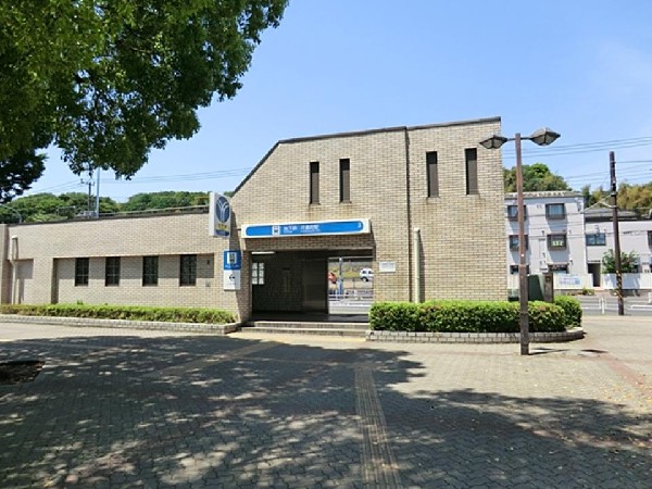 片倉町(横浜まで7分、センター北まで16分と、便利な駅。駅周辺にはコンビニやファミレスもある。)